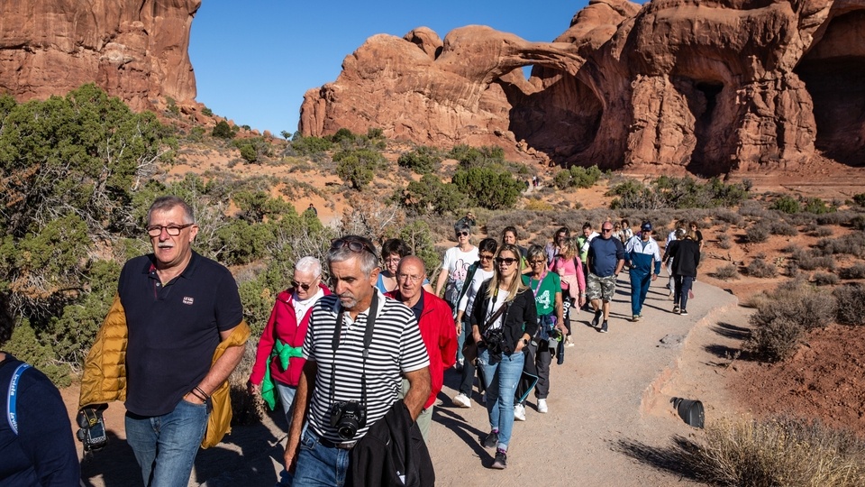 tourists-arches-national-park-1